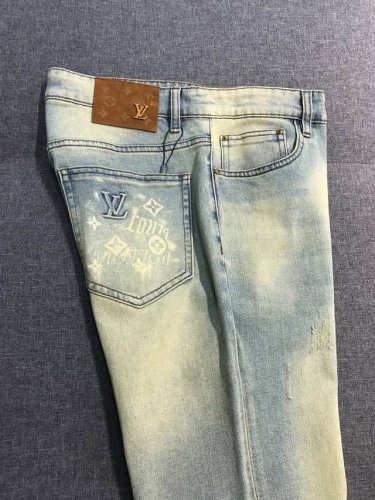 新品 V登家族男士时装款丹宁牛仔裤 香港洋行渠道货 高端日本代工出品 25年春夏新品 巴黎秀场演绎款 高端奢华且非常牛掰的一款丹宁裤装 通体设计符合V家美学基调
