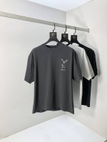 lv。顶级货品2025春夏新款首发专柜最新款短袖圆领T恤 高端订制 设计前卫时尚！品牌Logo重工艺设计 高端定制原版欧棉面料.手感柔软.穿着舒适.B专柜级别精