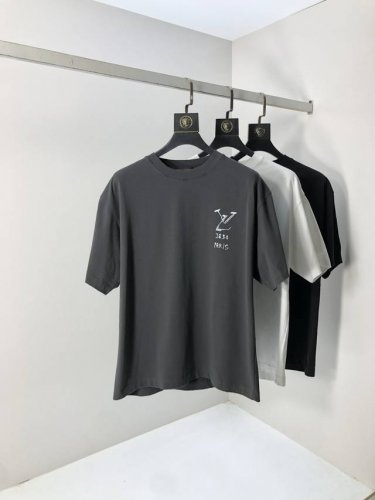 lv。顶级货品2025春夏新款首发专柜最新款短袖圆领T恤 高端订制 设计前卫时尚！品牌Logo重工艺设计 高端定制原版欧棉面料.手感柔软.穿着舒适.B专柜级别精