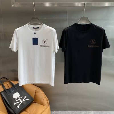 驴家 lvt恤 夏日奢华简约之选 简约大气 散发着低调的奢华感 左胸处精致的品牌标识 以经典的 Lv 标志搭配 Louis Vuitton 字样 瞬间彰显出品牌