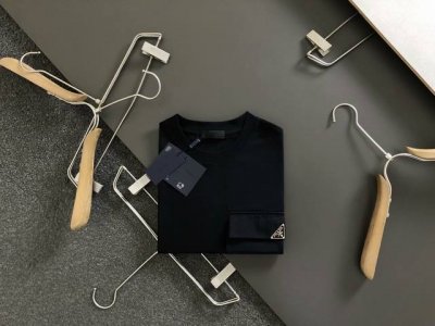 prad 合身版型M-Xxxl 25春夏顶级刺口袋款金属三角标经典短袖 精致工艺专柜面料 顶级元素融合打造 经典短袖3标齐全 潮男时尚 无论是上身舒适度还是都是
