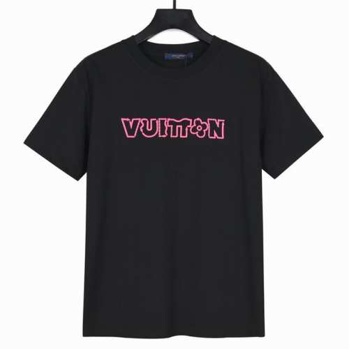 louis Vuitton 路易威登2025春夏新品立体刺绣工艺短袖T恤 面料采用260克重精梳棉，定制32支1*1螺纹，成衣两遍水洗处理，面料舒适亲肤无异感，
