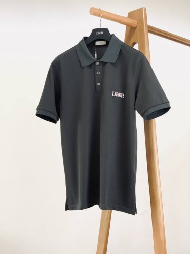 dior Homme 迪奥 桀傲 2025Ss春夏新品 很有细节亮点 经典款翻领短袖T恤衫 做工与面料 让这款经典实穿百搭 采用进口珠地面料 表面有着温润的光泽