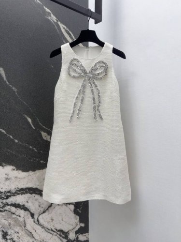 小众设计 25Ss 春夏新品重工钉珠亮片蝴蝶结挂脖连衣裙 经典粗花呢面料 立体肌理感很精致 令人心动的小香风 定制蝴蝶结珠片非常精美 法式名媛风上身自带高贵气质