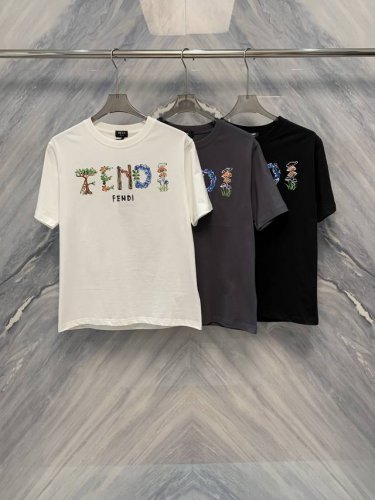 25春夏新品Fd时尚花卉印花元素情侣同款圆领棉质T恤，是夏季衣橱中不可或缺的时尚单品。它结合了舒适性与时尚感，完美兼顾了日常穿着与场合需求。这款T恤采用100%