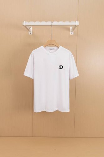 挂拍图 顶级版本 Dior迪奥 刺绣字母短袖T恤 官网一致 *定制280克全棉面料，面料柔软，亲肤舒适 *前幅刺绣Cd字母标识 *非常简约大气的一款 无论是上身