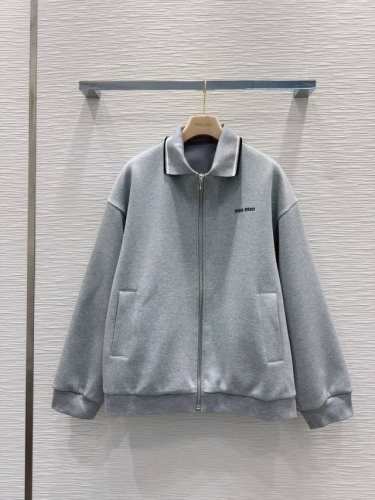 Miu Mi* 2025Ss新款 系列出品 舒适百搭 贸易公司订单货！原单渠道货 好搭配 不可多得的一款！数量有限要快 柔软细腻超有型 必备款！Sml S肩宽5