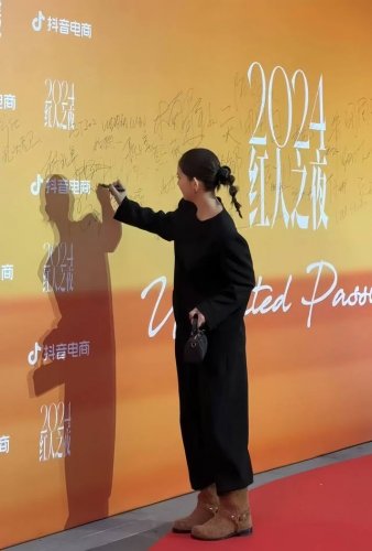 爆款大量出货极简风Tr西装料高级气场套装 设计感下摆斜边不规则时髦有型与众不同 整体宽松舒适 给予身体最大的包容度 谁穿谁好看系列 Smlxl