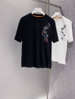 H~单侧马Logo贴皮刺绣圆领短袖T恤 代工厂p生产 胸前单侧饰以品牌Logo图案刺绣，H字母皮革贴花点缀，简约而不失奢华，低调中彰显非凡品味。 经典圆领设计简