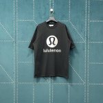 露露 Lulu 25Ss 大Logo反光印花短袖T恤 Lu032 轻奢主义 男女日常通勤穿搭必备单品 正确版本 随意对比 详细特征 260克 % 纯棉双纱汗布面