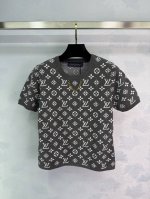 louis Vuitto*2025新品上架 提花链条针织短袖 定制Yb羊毛纱线织造 质感高级舒适 修身针织短袖剪裁 通体装点标志性四叶草元素字母徽标图案 领前点