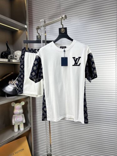 Lv*路易 Ss25夏季新款休闲套装 贸易公司渠道订单，海外精品独家限定发售，经典即永恒，入手绝对值的！这种类型的套装也是懒人必备的一套，不用想怎么搭配，直接一