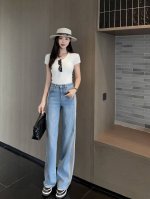 款号D25051077 Dio*新款 高端定制洗水弹力牛仔棉面料柔软舒适、内里通体老花Logo印花两侧条纹个性时尚直筒阔腿牛仔裤长裤！浅蓝色，26.27.28.