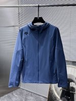 迪桑特 Ss新款 夹克 外套 ，高端版本！专柜定制面料 透气舒适度高，细节无可挑剔，品牌元素设计理念，体现高品质。手感细腻柔软！呈现休闲裁剪，上身版型超赞！码数