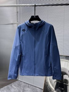 迪桑特 Ss新款 夹克 外套 ，高端版本！专柜定制面料 透气舒适度高，细节无可挑剔，品牌元素设计理念，体现高品质。手感细腻柔软！呈现休闲裁剪，上身版型超赞！码数