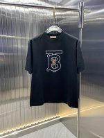 巴宝莉 2025春夏新品短袖 时尚经典圆领短袖 时尚单品设计，更加时尚舒适，高标准定制，上身非常有型，胸前品牌经典Logo 图案 客供辅料，客供进口高档面料 质