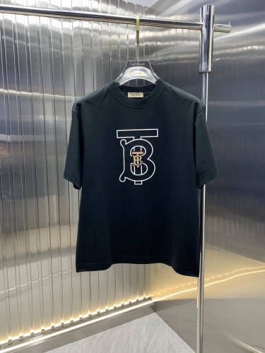 巴宝莉 2025春夏新品短袖 时尚经典圆领短袖 时尚单品设计，更加时尚舒适，高标准定制，上身非常有型，胸前品牌经典Logo 图案 客供辅料，客供进口高档面料 质