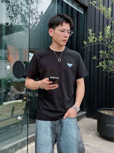 普拉达 25Ss春夏新款首发专柜最新款短袖圆领T恤 高端订制 设计前卫时尚 品牌Logo重工艺设计 高端定制230克面料.手感柔软.穿着舒适.专柜级别精致车线.