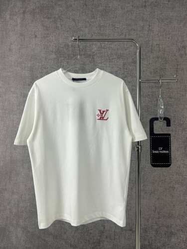 louis Vuitton 路易威登 2025新款短袖T恤圆领男女同款 经典永流传，路易威登T恤登场。简约黑色底色，搭配标志性金色Lv Logo，低调中尽显奢华