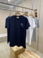 hermes25Ss新款皮革T恤，这款短T采用全棉面料制作而成，前胸饰有“H Puzzle”可水洗羊羔皮迷你贴饰，版型超正，款式新款独特，强烈推荐！ 颜色：白色
