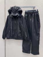 Louis Vuitto* 2025Ss新款 防晒衣的设计 超轻薄面料 特殊材质有肌理感 每个小细节都非常注重 恰到好处的高级感 立体剪裁 让成衣上身更为精致洋