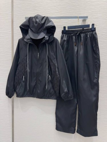 Louis Vuitto* 2025Ss新款 防晒衣的设计 超轻薄面料 特殊材质有肌理感 每个小细节都非常注重 恰到好处的高级感 立体剪裁 让成衣上身更为精致洋