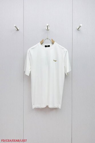 l937 Fdfendi，经典黄眼睛刺绣Logo怪兽短袖 这件短袖在设计上，最大亮点当属胸前的小怪兽眼睛图案，采用精湛的万针刺绣工艺，每一针都细腻精准，勾勒出栩