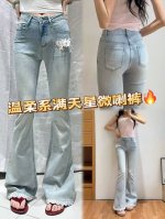邂逅这条温柔系满天星微喇裤，仿佛踏入了春日花园。浅蓝色牛仔灵动又清新，星星般的钻饰点缀其上，似繁星洒落 。裤腿处精致的蕾丝花边，增添了几分甜美浪漫。腰间俏皮的爱