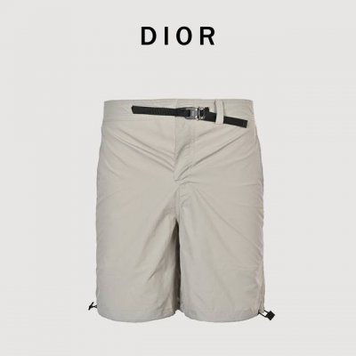 Dior 迪奥 1947系列格纹锁扣短裤 夏季最新款的格子纹路短裤 原版购入开发 面料采用的是60支格子布 独家配色和面料都需定制定染 腰头有独有的锁扣 五金L