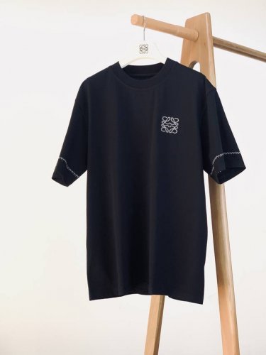loewe 罗意威 基础款刺绣标识短袖 重磅级尤物单品，官网在售系列。奢侈一线大牌的御用面料厂织造，手感柔软 舒适，穿着无累赘感，吸湿透气，弹性与垂感颇佳。胸前