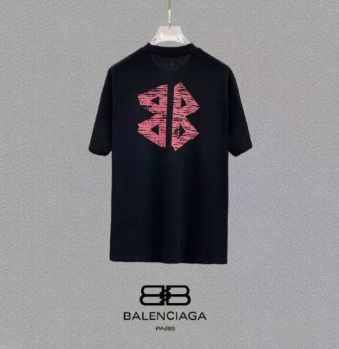 Balenciaga 巴黎世家、25Ss高版本胸贴印花Logo圆领短袖T恤。面料采用定制280G支双股精棉平纹高密无尘全棉布料，Os版型宽松慵懒百搭，轻奢大气，