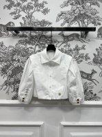 L家 25春夏新款 翻领泡泡袖短款衬衣 日常百搭小单品 搭配西服 马甲 各种帅气的造型 定制的Logo五金装饰 精致又大牌 恰到好处的泡泡袖设计 上身减龄感十足