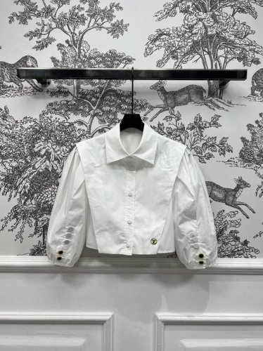L家 25春夏新款 翻领泡泡袖短款衬衣 日常百搭小单品 搭配西服 马甲 各种帅气的造型 定制的Logo五金装饰 精致又大牌 恰到好处的泡泡袖设计 上身减龄感十足