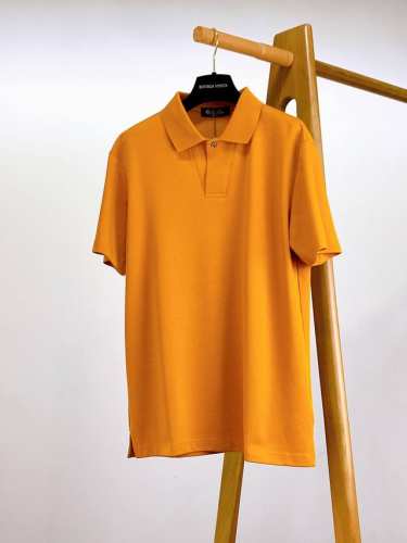 Loropiana L.p 起脚珠地翻领短T。 非常规面料裁剪缝制 , 像毛衣一样横机提花织造！ 进口丝光棉纱线, 厚度和常规珠地一样 ,凉爽透气。 高难度提花