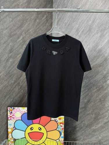 款号 G11 普拉达烧花字母经典三角铁标圆领短袖 Prada 官网Zp同步新款T恤 面料采用32支双纱280克高克重纯棉面料 同缸定织定染原版同色螺纹 进口机器