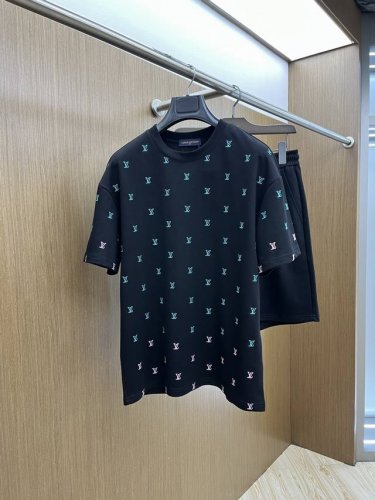 超级爆款 套 Lv 高端定制 2025春夏新款首发专柜最新款短袖短裤休闲套装 高端订制 设计前卫时尚！品牌Logo重工艺设计 高端定制纯棉面料.手感柔软.穿着舒