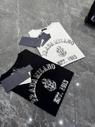 prada 25Ss春夏新品T恤！经典字母直喷设计！订制 液氨棉面料，上身舒适有型！ 颜色：黑色 白色 尺码：M-3Xl