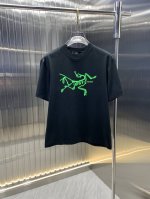 始祖鸟 2025春夏新品短袖 时尚经典圆领短袖 时尚单品设计，更加时尚舒适，高标准定制，上身非常有型，胸前品牌经典Logo 图案 客供辅料，客供进口高档面料 质