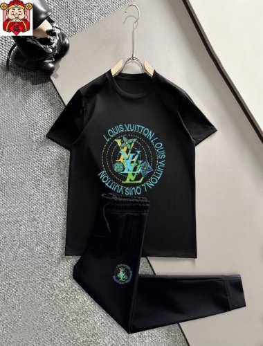 直 Lv路易威登 胖子福音 2025官网同款.世界知名奢侈品牌.夏季男士 双丝光 高品质货套装 采用进口原单面料 ，当季时尚潮流款，百搭爆款。简洁大方，精密的车