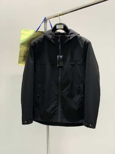 Emporio Armani 阿玛尼，2025春季最新品，专柜同步有售，原单狠货，时尚休闲薄棉连帽外套，进口原版面料，舒适度极佳，顶级印花工艺字母图案装饰Log