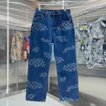 Lv 路易 25新品 字母直喷牛仔裤！特定最新品牌皮标 重磅单品~私渠稀有臻品 客供五金辅料 进口客供定织牛仔棉布面料,时尚又个性 超级百搭好看的一款 人手必备