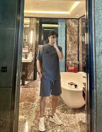 bur休闲套装，散发着时尚与随性的魅力。浅灰色调简约又不失格调，T恤与短裤的宽松剪裁，带来舒适自在的穿着体验。胸口与裤袋处蓝色的品牌骑马标刺绣，精致而醒目，低调