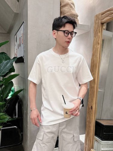 gucci古驰独家专供新款原单男士休闲短袖 高端定制 高版本 时尚百搭爆款进口面料 手感超柔软细腻 穿着亲肤舒适 高端精品 代工厂P精细做工 上身非常赞 男士必