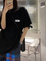 上新！Vans万斯北极熊经典小标短袖T恤！高密针织圆领设计，平整简约！亲肤透爽！面料的柔软性舒适性无可挑剔！男女均可驾驭，打破性别局限性。 尺码：S-3Xl 颜