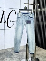 普拉达。官网专柜同步发售，2025Ss春夏新品男士休闲牛仔裤，原单品质，专柜定制原版牛仔面料，Logo图案设计，B裤身原版五金辅料装饰，立体清晰，效果逼真，C超