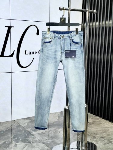 普拉达。官网专柜同步发售，2025Ss春夏新品男士休闲牛仔裤，原单品质，专柜定制原版牛仔面料，Logo图案设计，B裤身原版五金辅料装饰，立体清晰，效果逼真，C超