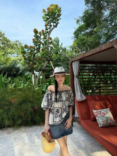夏季新款 设计师款小众度假风甜美衬衣 海边度假怎么穿，看图照抄就行！重工高密刺绣，整件的质感肉眼可见，一字肩的领型将度假的慵懒松弛感拉满，领口还拼接了一圈点点水