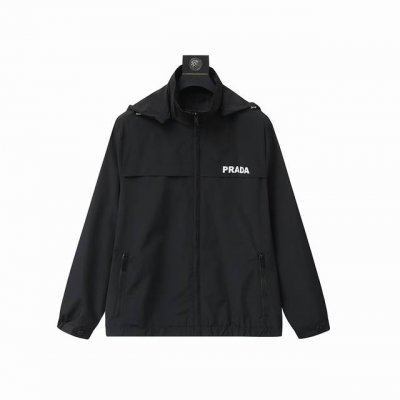 prada 高品质秋新款夹克外套，秀场新品品相非常完美，记忆面料舒适保暖，三标齐全，色泽饱满诱人，非常出彩的设计，轻松将时髦感进阶，做工极为考究严谨，走线工整细
