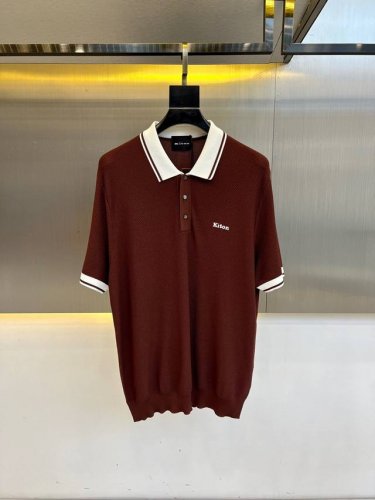 Kiton 2025春夏新款男士翻领套头短袖针织衫修身休闲T恤。聚酯纤维80%粘纤40%混纺而成，经过特殊浇洗工艺处理，手感柔软且质感大幅提升，上身舒适透气。采