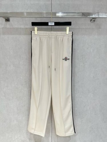 Moncler# 2025 铜氨丝莫代尔空气层春夏休闲裤子 美学的焕新诠释,演绎浓郁的格调型时尚风范,细节感和设计感强悍.经典品牌标识做为色彩搭配,演绎经典的品